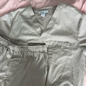 Amazon Essentials Men's Scrub set